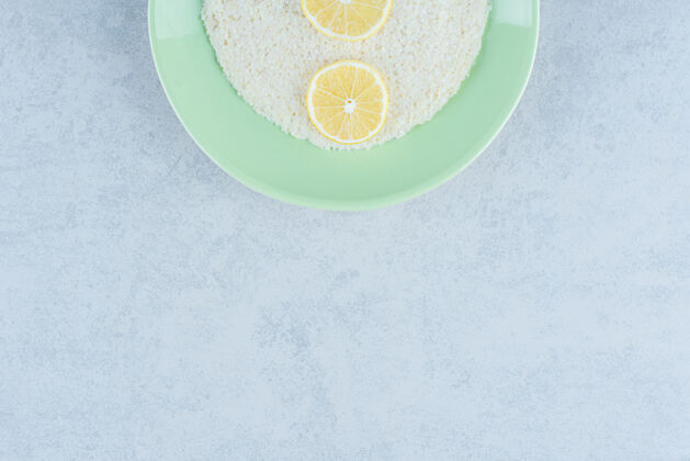 顶视图三片柠檬排在大理石上的米饭上美味有机大米