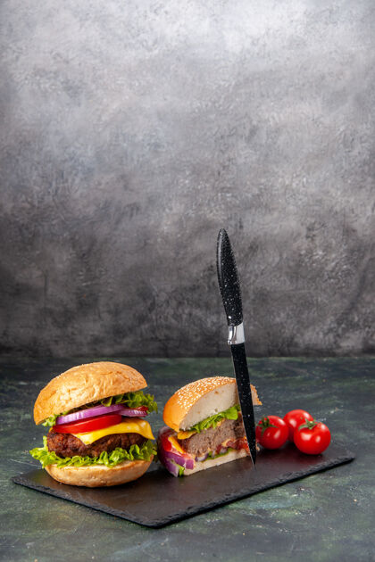 混合物整个切割的垂直视图各种美味的三明治和西红柿与干刀在黑色托盘上的深色混合色表面饭铁健康