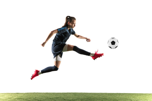 技巧年轻的女性足球运动员或足球运动员 长发 运动服和靴子 在白色背景上为目标踢球健康的生活方式 职业体育 爱好的概念青少年球员姿势