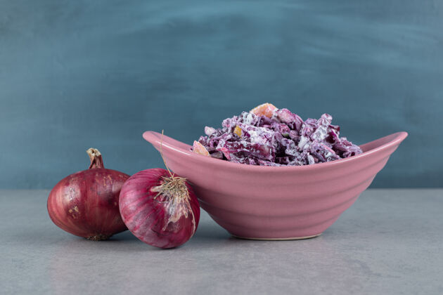 灰色切碎的紫洋葱和卷心菜沙拉放在陶瓷杯里肉糜配料传统