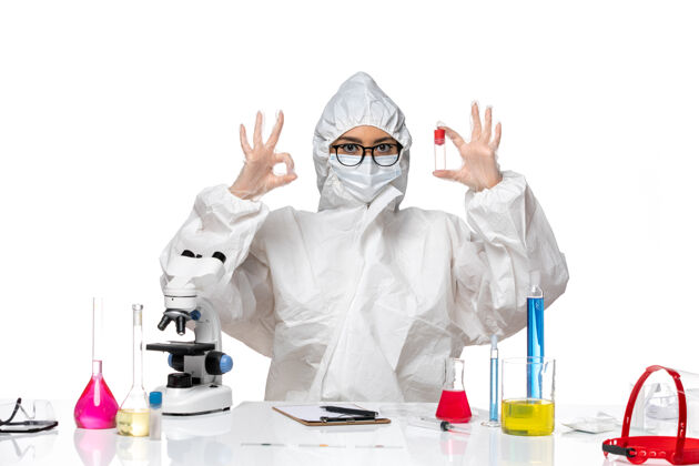 男人前视图穿着特殊防护服的女化学家拿着浅白色背景上的烧瓶病毒健康化学冠状病毒-西装医学外套