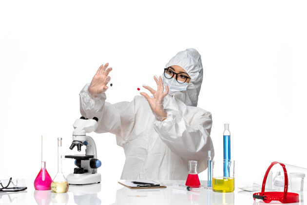 样品前视图穿着特殊防护服的女化学家拿着白色地板上的样本病毒化学冠状病毒-大流行健康男人化学工作