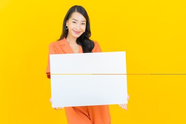 女人肖像美丽的亚洲年轻女子微笑着黄色的白色广告牌板女士广告牌