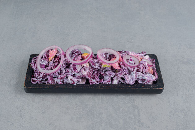 午餐紫色卷心菜和洋葱沙拉放在盘子里盘子餐具切碎