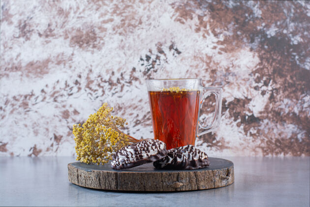 含羞草一杯热茶加饼干和含羞草花做成的木板食物板杯子