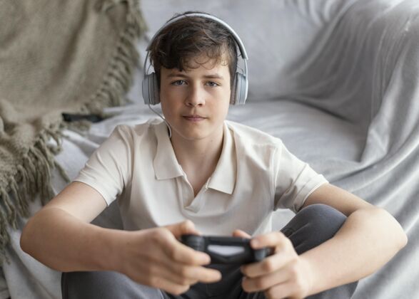 娱乐男孩在家玩电子游戏水平室内室内