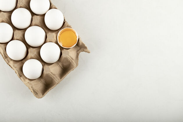 新鲜生鸡蛋放在蛋盒里 放在白色的表面上鸡蛋烹饪产品