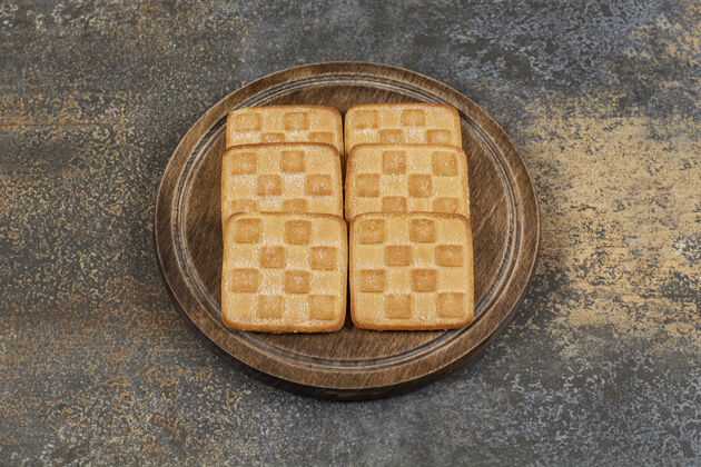 饼干方块饼干放在木板上烤的饼干小吃