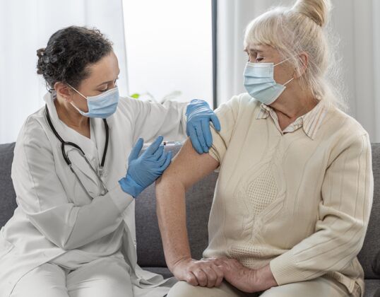 房子医生给一位老太太打疫苗护理健康问题老年
