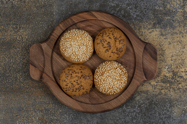 糕点芝麻饼干和巧克力块放在木板上种子食品饼干