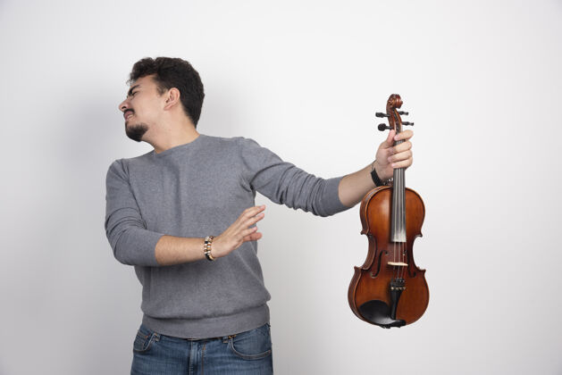 沮丧音乐家拉小提琴 拒绝听评论家的意见失望音乐姿态