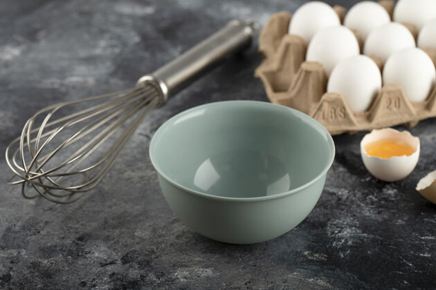 收获白色鸡蛋装在纸箱里 碗和胡须放在大理石表面鸡肉鸡蛋新鲜