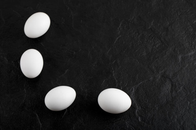 农场新鲜的白鸡蛋在黑色的表面食品新鲜生的