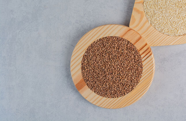 面粉在大理石表面放满大米和荞麦的木板营养配料大米