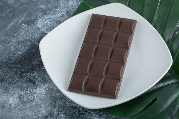 糖果一块美味的巧克力放在白色盘子里美食糖果苦