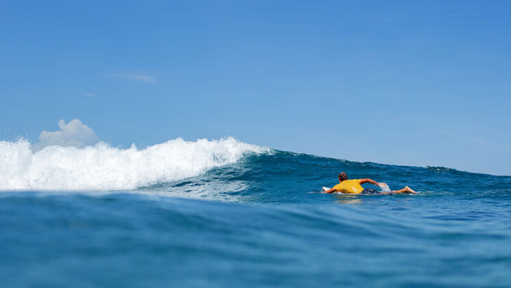 骑行在蓝色波浪上冲浪海洋印度尼西亚能源