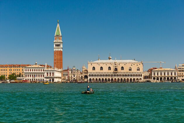 建筑在意大利威尼斯 圣乔治马焦雷教堂被建筑物和运河包围旅游运河意大利