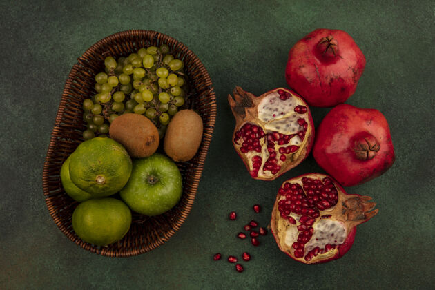 苹果顶视图石榴一半与橘子苹果葡萄和猕猴桃在一个篮子里营养篮子石榴