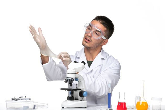 实验室外套正面图：男医生穿着白色医疗服 戴着手套在白色空间视图人病毒