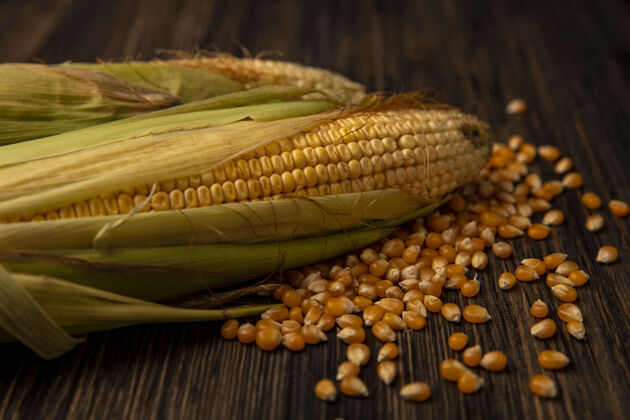 玉米顶视图的有机新鲜玉米与头发与谷粒孤立在一个木桌上顶部美味有机