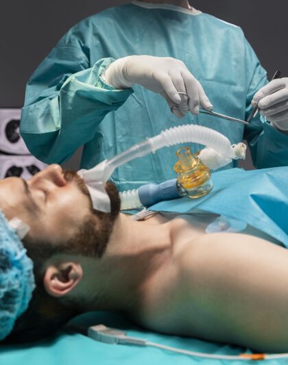 诊所医生在给病人做外科手术医药设备护理