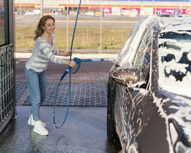 清洁在户外洗车的女人人女车主