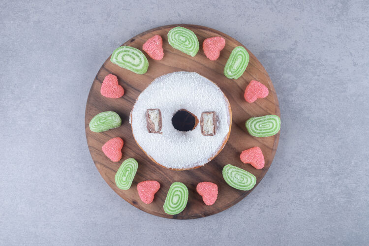 糕点在大理石表面的木板上 围绕着一个大甜甜圈的各式各样的肉酱果酱烘焙食品可口