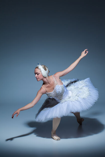 芭蕾舞芭蕾舞演员在蓝色背景下扮演白天鹅的肖像表演服装经典