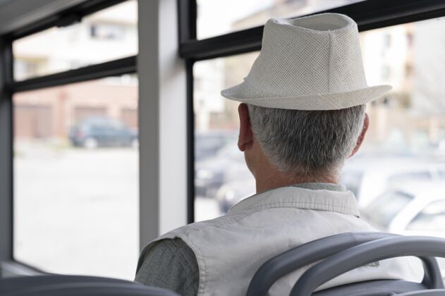城市坐在公共汽车上的现代老人老年人公共汽车水平