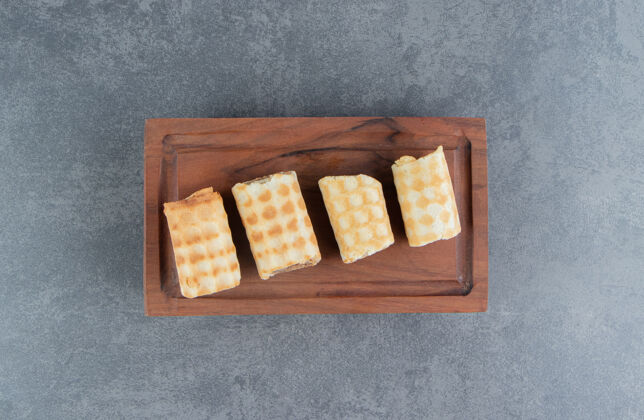 午餐在木板上放着鲜奶油的甜点糕点甜点自制
