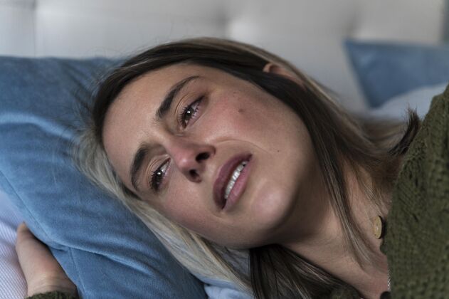 问题打架后躺在床上哭的女人房子分歧打架