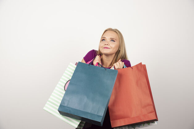 购物快乐购物狂女人拿着五颜六色的购物袋高品质的照片购买购物狂携带