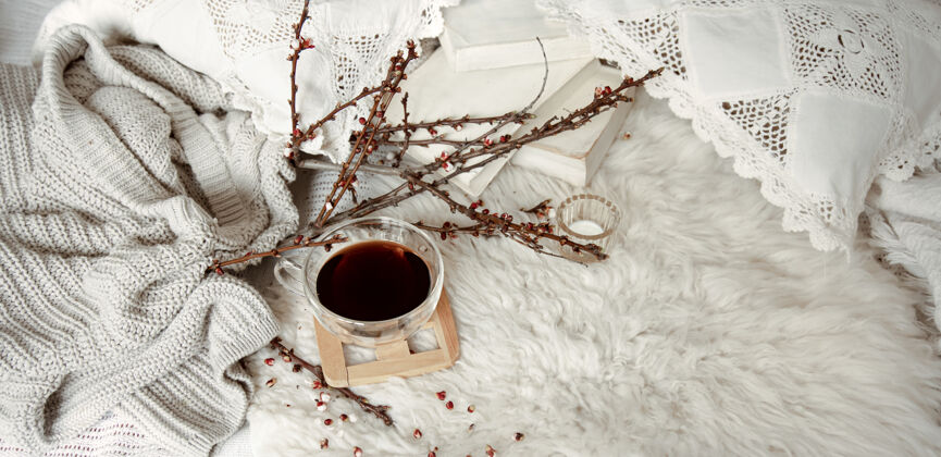 明亮一杯春茶的构图 花枝的编织和元素白色新鲜桌子