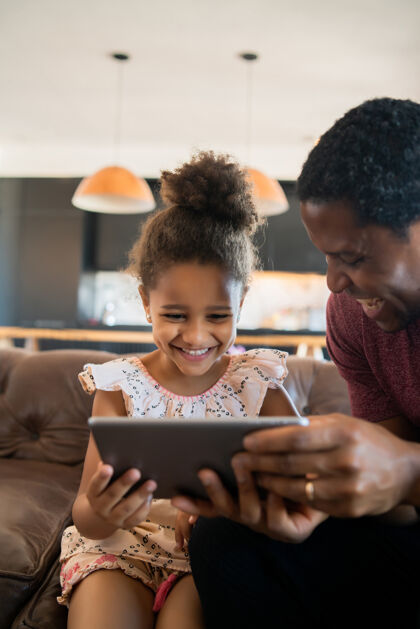 男人女儿和父亲在家里使用数码平板电脑的画像女儿房子可爱