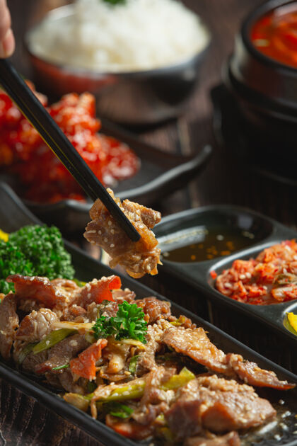 韩国韩国菜bulgogi或腌牛肉烤肉即可享用混合牛肉韩国