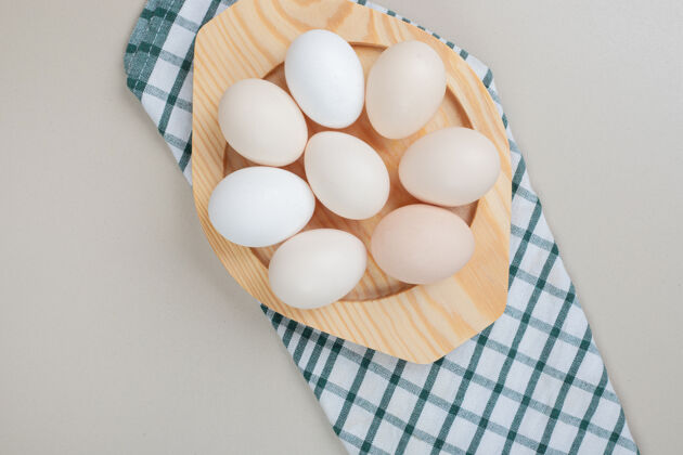 生的几个新鲜的鸡蛋放在木盘上生的新鲜家禽