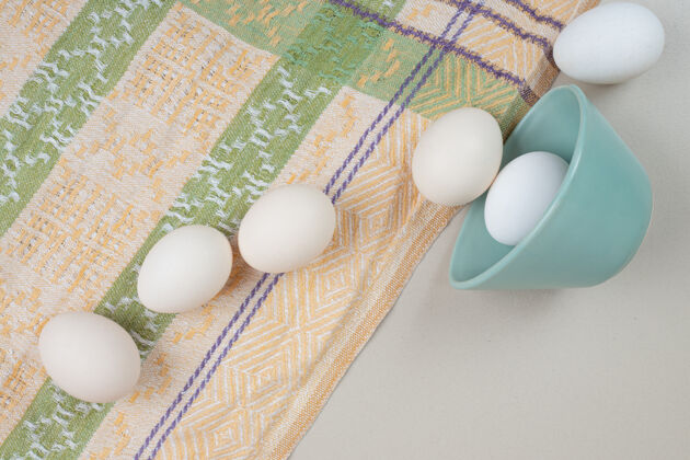 生的桌布上放了几个新鲜的鸡蛋切碎的新鲜鸡蛋