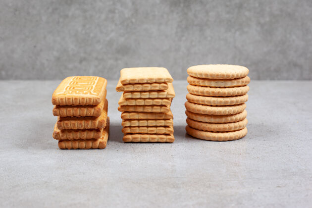 饼干酥脆的饼干堆在大理石背景上高品质的照片糖垃圾食品美味