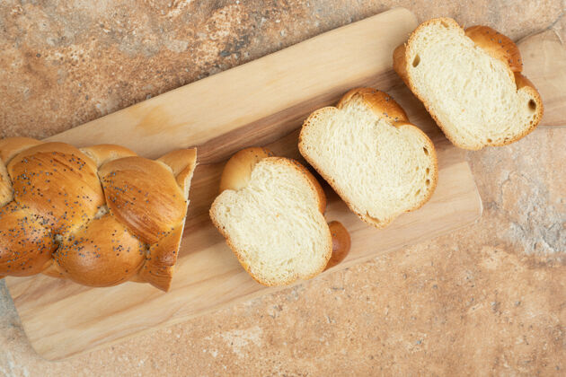 新鲜把新鲜的白面包片放在木砧板上切小面包面包房