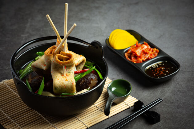 韩国桌上有韩国鱼糕和蔬菜汤市场日本食品