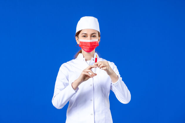 男性正面图：身穿白色医疗服的女护士 戴着红色面罩 手上拿着蓝色针剂医疗手套装