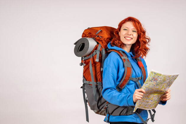 女游客女游客带着背包和地图去山里旅游地图度假年轻