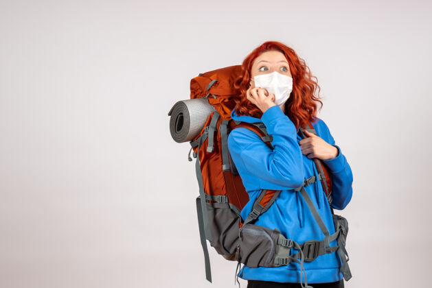 人女游客背着背包上山旅游徒步旅行山颜色