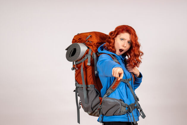 女游客女游客背着背包上山旅游人色彩时尚