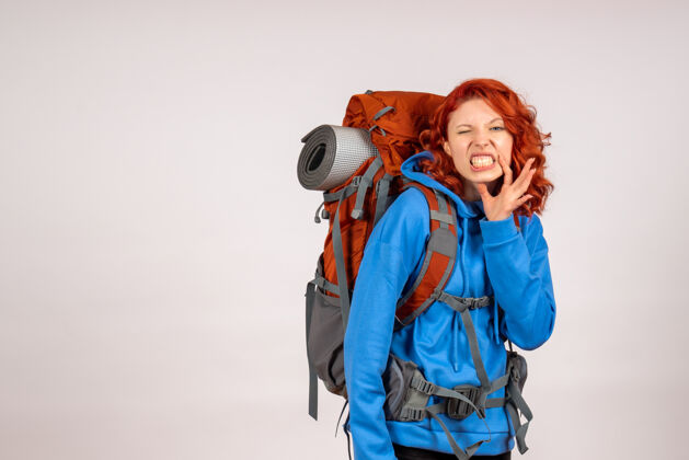 年轻女游客背着背包上山旅游度假徒步旅行快乐