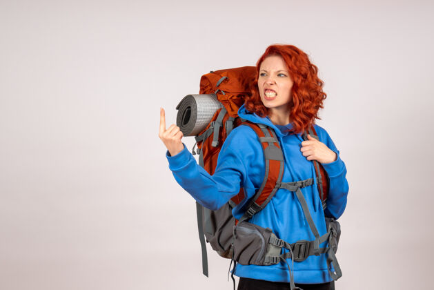 旅行女游客背着背包上山旅游人自然成人