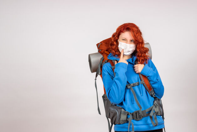 旅行正面图女游客带着背包 戴着面具上山旅游自然颜色徒步旅行