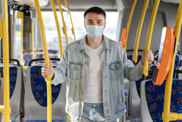 感染预防年轻人戴着口罩坐公交车汽车乘客城市公共汽车
