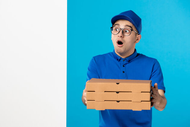 服务正面是男性快递员 蓝色的比萨饼盒人人集装箱