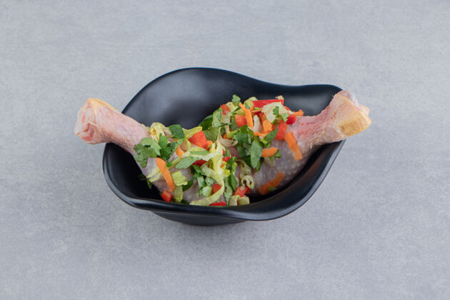 鸡腿生鸡腿放在碗里 放在蓝色的表面农业肉类健康